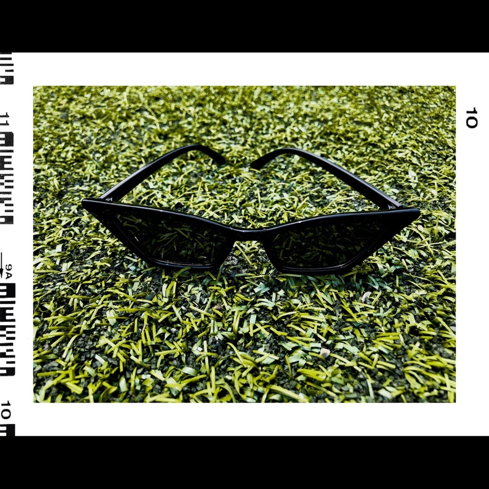 SOLD 🖤🕶 - Picture 2 of 3